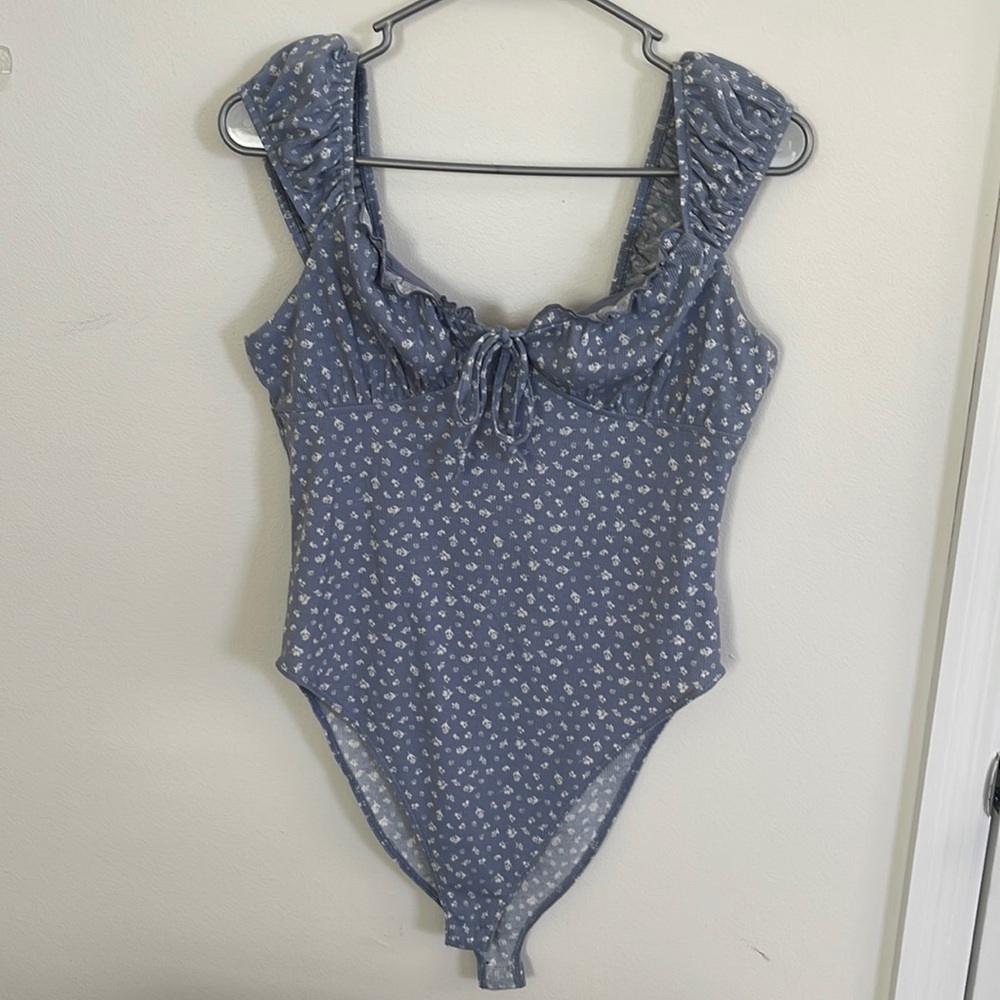 Women’s wild fable body suite, size medium, blue grey and white flowers, summer